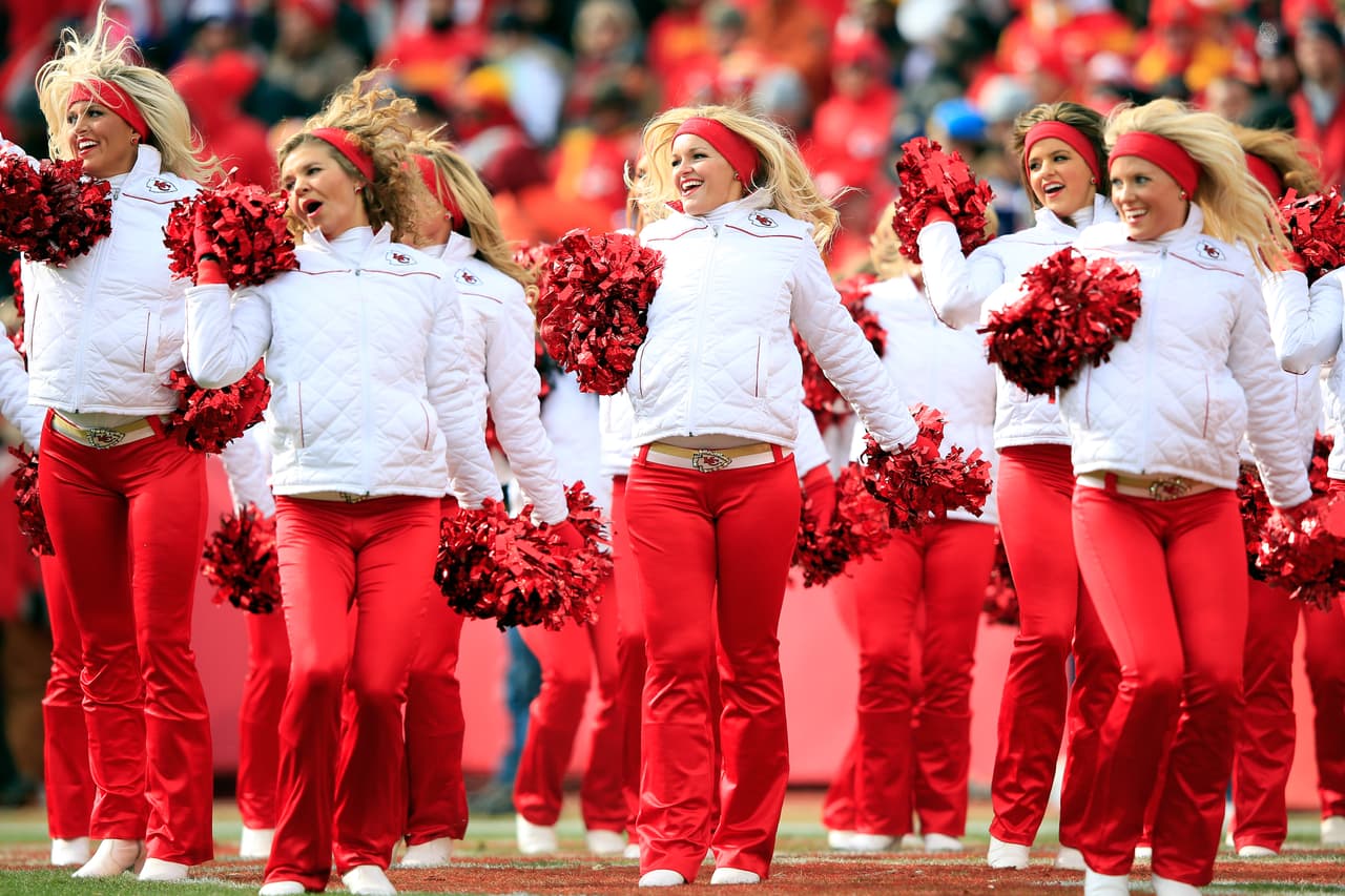 Con el invierno las cheerleaders de la NFL lucirán sus pantalones más ajustaditos y sexys para la temporada, checa lo que podrás ver.