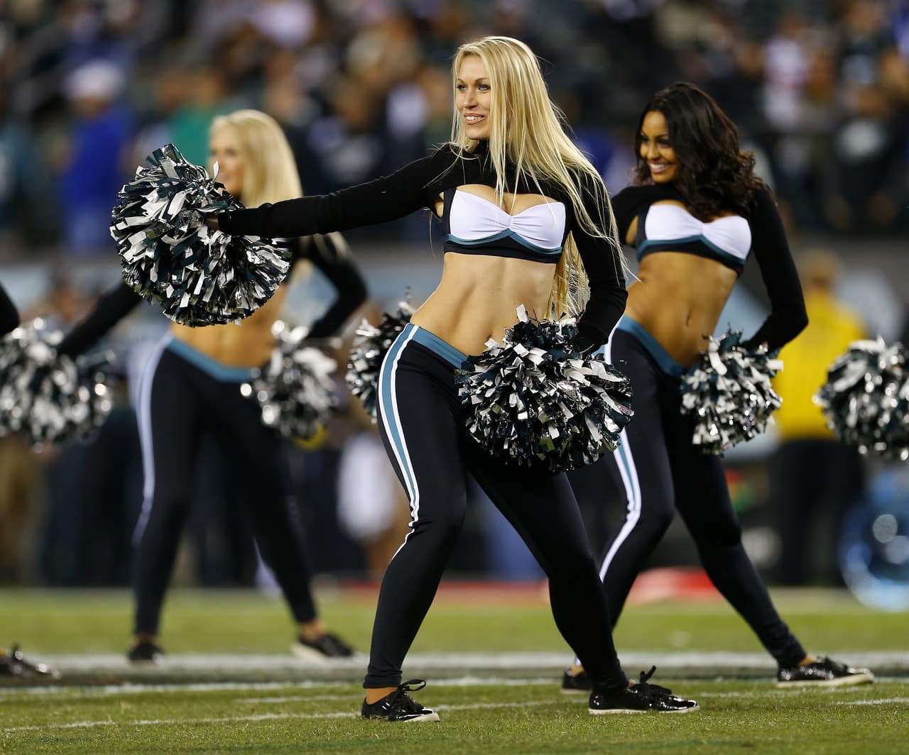 Con el invierno las cheerleaders de la NFL lucirán sus pantalones más ajustaditos y sexys para la temporada, checa lo que podrás ver.