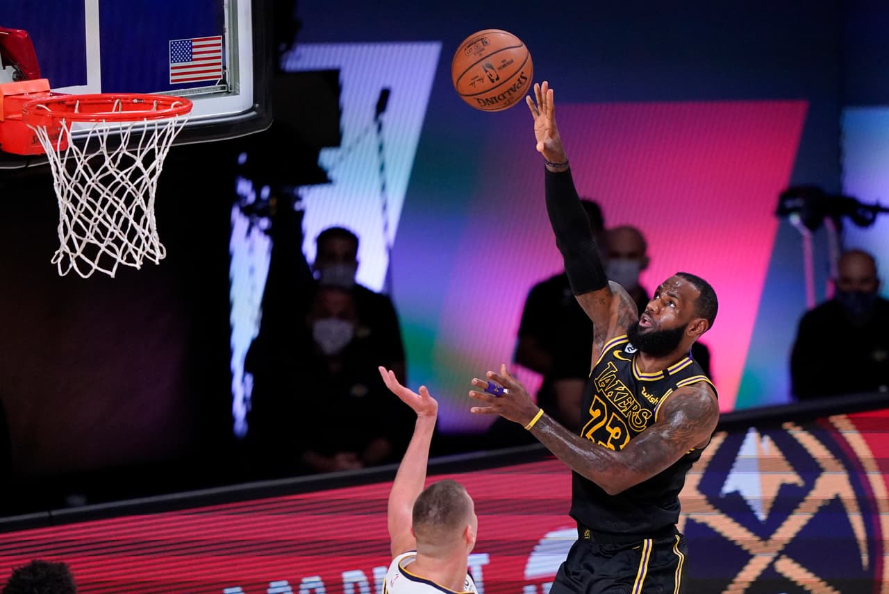 Anthony Davies anota 31 puntos y encesta la canasta que le da el triunfo a los Lakers 103-105 sobre los Denver Nuggets.