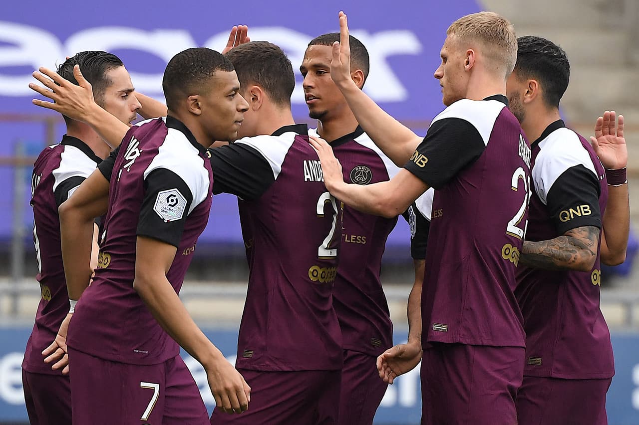 El PSG goleó al Strasbourg, pero tiene tres puntos menos que el líder de Francia, el Lille.