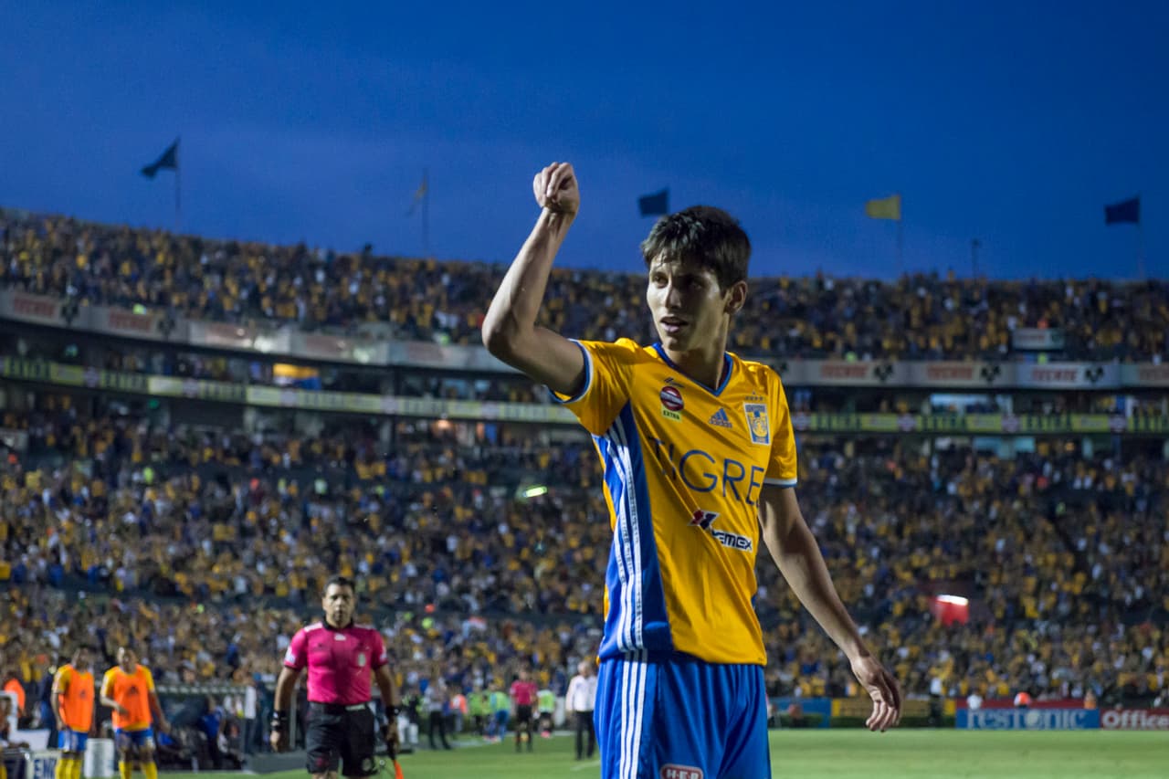 Damm es un volante por la derecha que hace parte de la Selección de México.