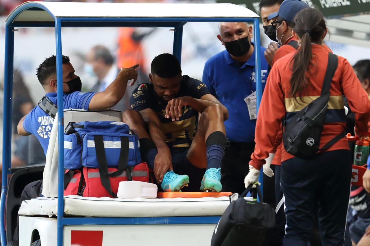 Diogo tuvo que abandonar el partido por lesión.