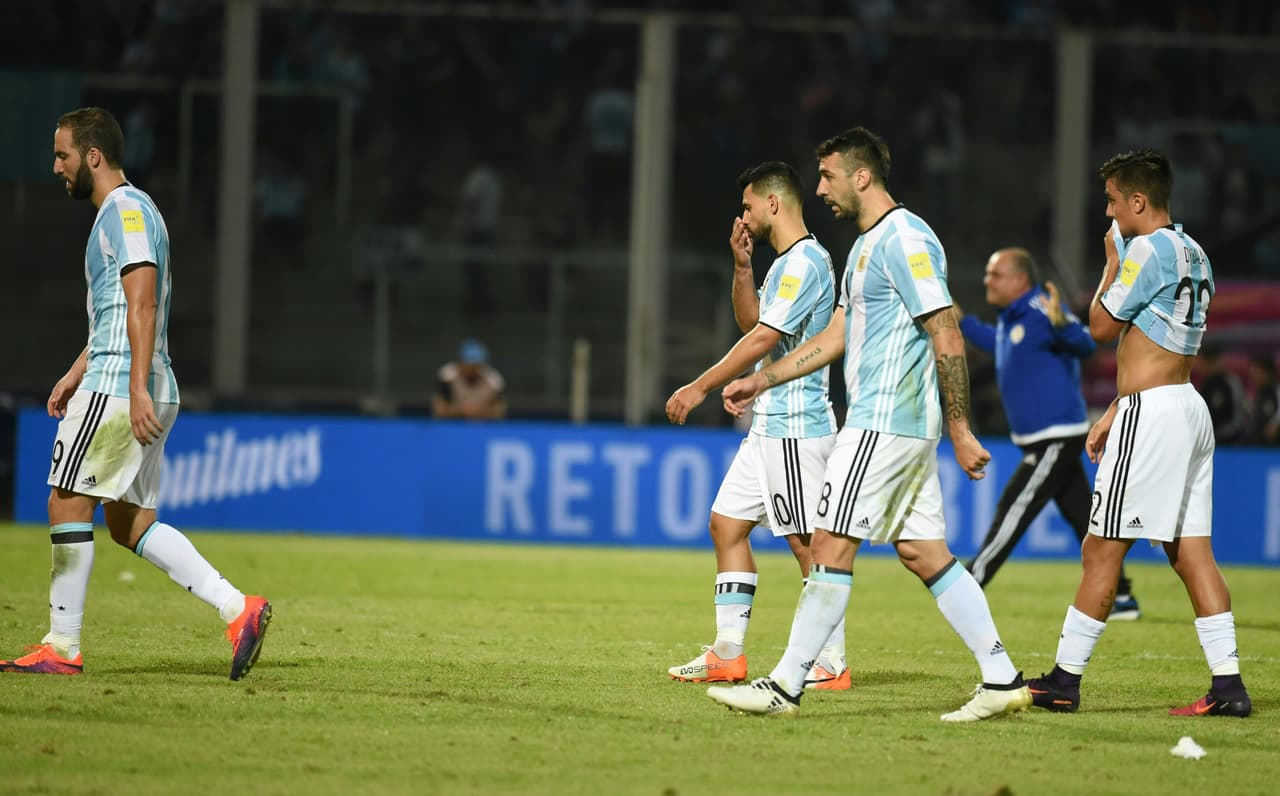 Argentina's players leave the field after the 0-1 Paraguay victory at the end of their Russia 2018 World Cup football qualifier match in Cordoba, Argentina, on October 11, 2016. / AFP / EITAN ABRAMOVICH (Photo credit should read EITAN ABRAMOVICH/AFP/Getty Images)