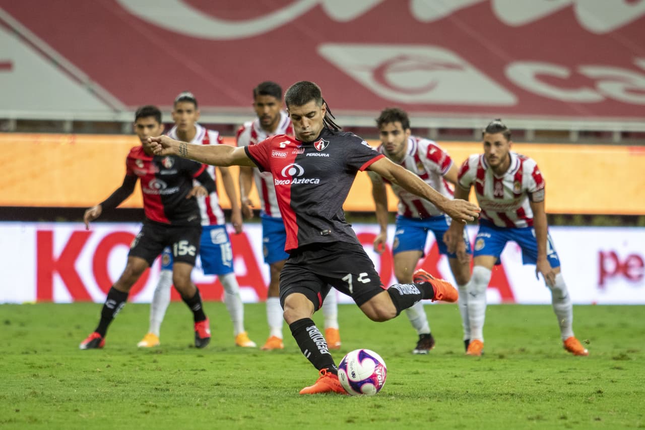 El árbitro decretó la pena máxima por falta sobre Jairo Torres.