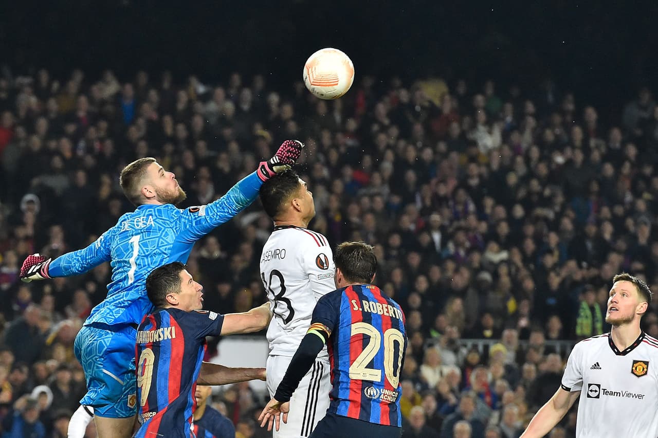 El Barcelona y el Manchester United empataron en la ida de los dieciseisavos de final de la Europa League; los goles culés fueron de Marcos Alonso y Rapinha y por los Devils marcaron Marcus Rashford y un autogol de Jules Koundé.