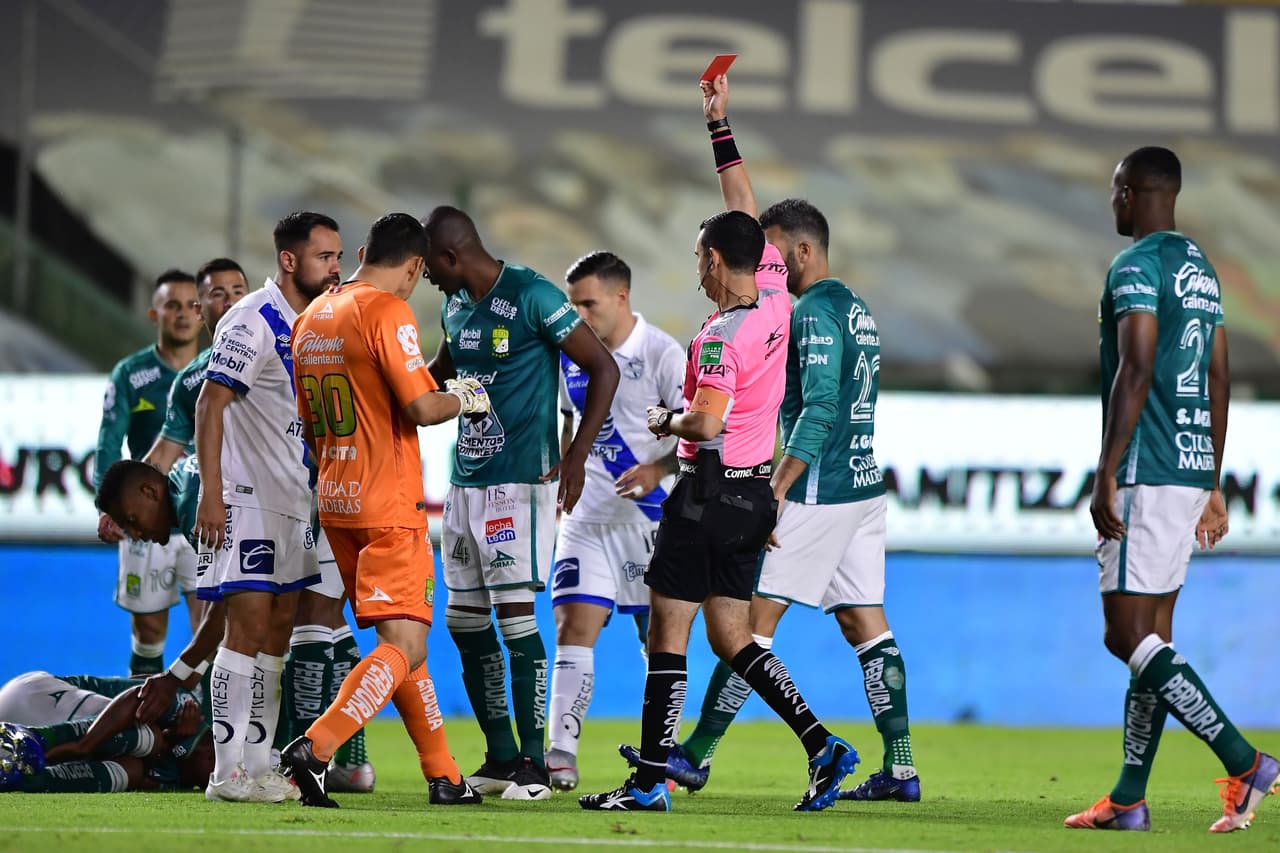 Maximiliano Perg (5’) clavó un autogol que adelantó al León y Ángel Mena (30’) creció la ventaja. George Corral salió expulsado a los 51’ de juego.