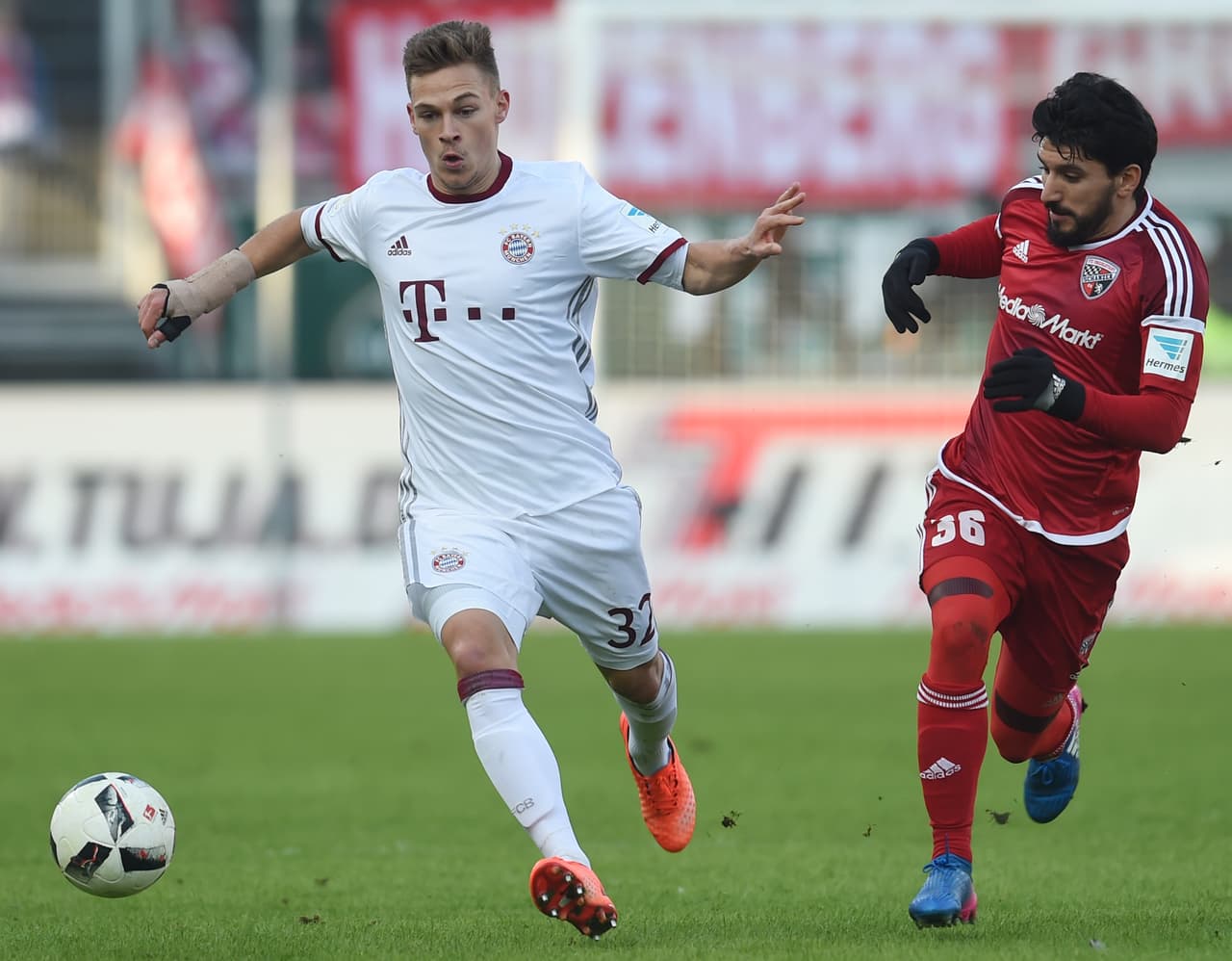 La zona baja tendría un cambio importante con el arribo en la banda de Joshua Kimmich cubriendo la salida de Philipp Lahm.