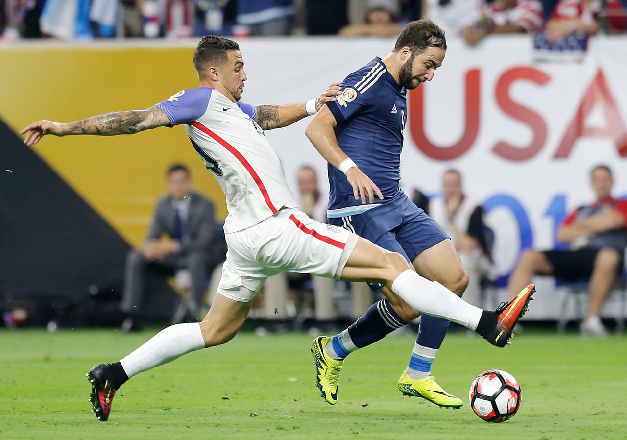 20. Geoff Cameron: Había sido el más pulcro de los defensores estadounidenses con buenos relevos y una marca pegada sobre Higuaín al que le tapó un remate, pero el mismo 'Pipita' le ganó la espalda para anotar el tercero que liquidó a su equipo. Calificación (5)