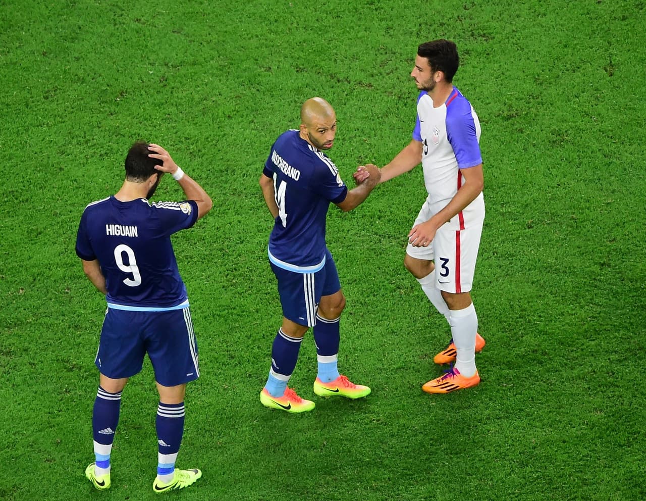 3. Steve Birnbaum: Klinsmann le dio minutos en lugar de Beckerman para evitar la catástrofe. Desde su ingresó E.E.U.U. cambió a línea de cinco intentando contener los ataques de hasta cuatro jugadores argentinos. No iba tan mal hasta que Bradley lo comprometió en una salida y se quedó frío sin reacción ante el robo de Messi que asistió a Higuaín para el 4-0. Calificación (4)