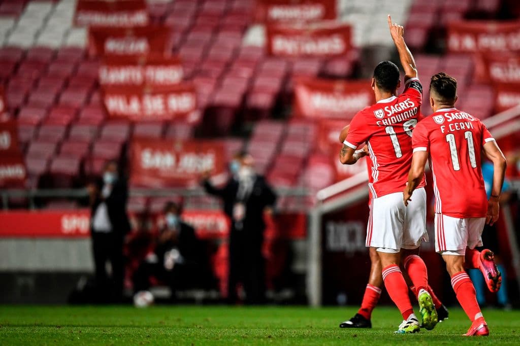 Benfica derrota 2-0 al Vitoria y prolonga la coronación del Porto por lo menos una jarnada más.