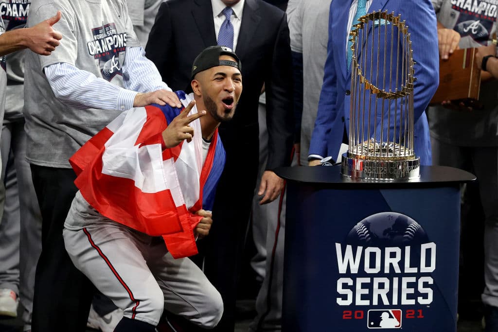 Fiesta en Houston, tras un aplasatante enfrentamiento, jugadores de los Atlanta Braves celebran el cuarto título de Serie Mundial de la franquicia.