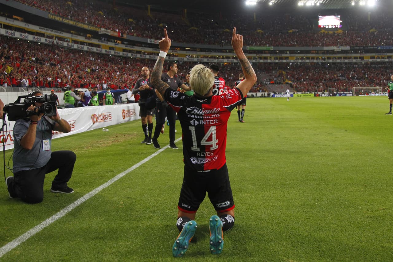 Luego de media hora sin emociones, Luis Reyes despertó al Jalisco al abrir a la banda y rematar el centro con la frente para el 1-0 de Atlas.