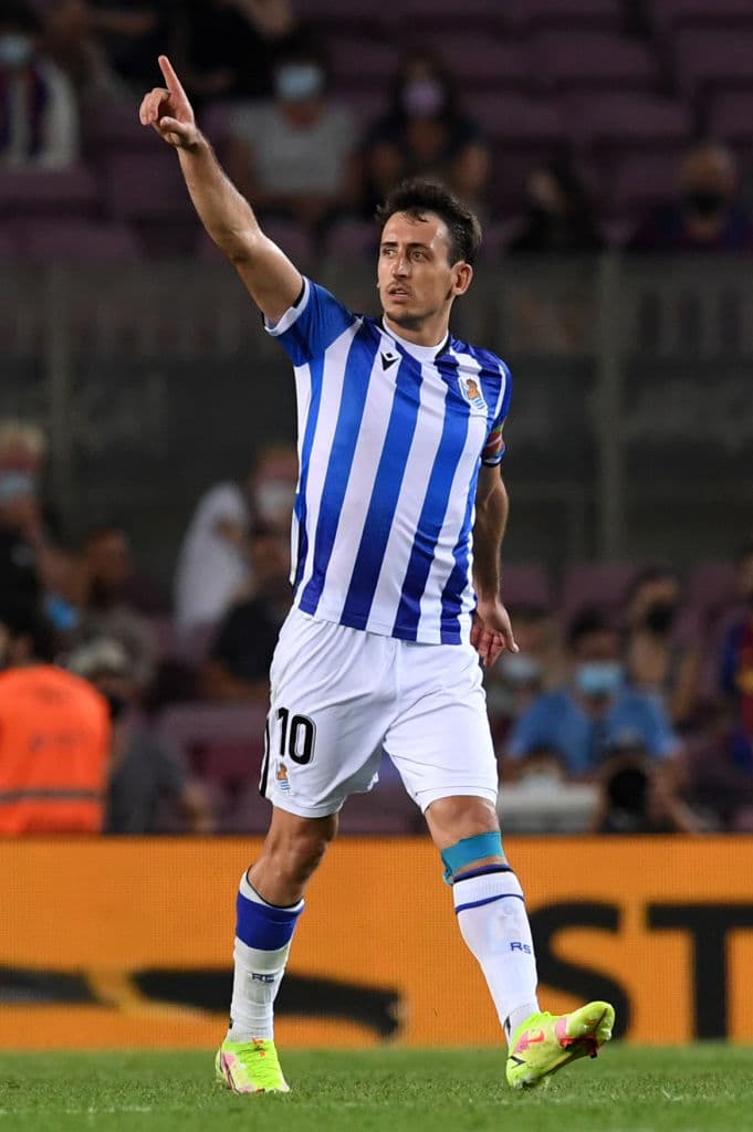 Barcelona se impone ante la Real Sociedad con un marcador de 4-2, tras la salida de Messi del Barcelona. Gerard Piqué (19') se encargo hacer el primer tanto para los culés, seguido de Martín Braithwaite con doblete, pero el equipo visitante sumó dos más por parte de Cienfuegos (82') y Oyarzabal (85'), ya al filo del partido, Sergi se encargó de hacer el cuarto tanto de la victoria.