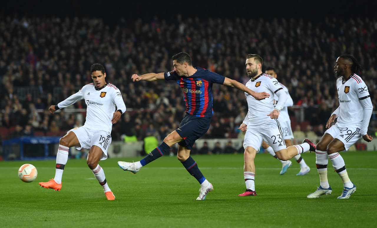 El Barcelona y el Manchester United empataron en la ida de los dieciseisavos de final de la Europa League; los goles culés fueron de Marcos Alonso y Rapinha y por los Devils marcaron Marcus Rashford y un autogol de Jules Koundé.