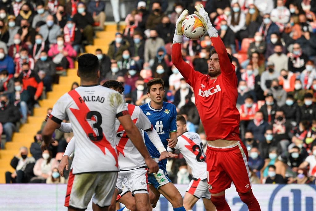 Rayo Vallecano le empata al Real Betis 1-1 durante la J 20 en La Liga. Sergio Canales ponía a los béticos arriba al 45'+2', pero fue Iván Balliu al 70' quien igualó el marcador y permitió que se repartieran puntos. Andrés Guardado ingresó al 39', mientras que Diego Lainez estuvo en la banca.