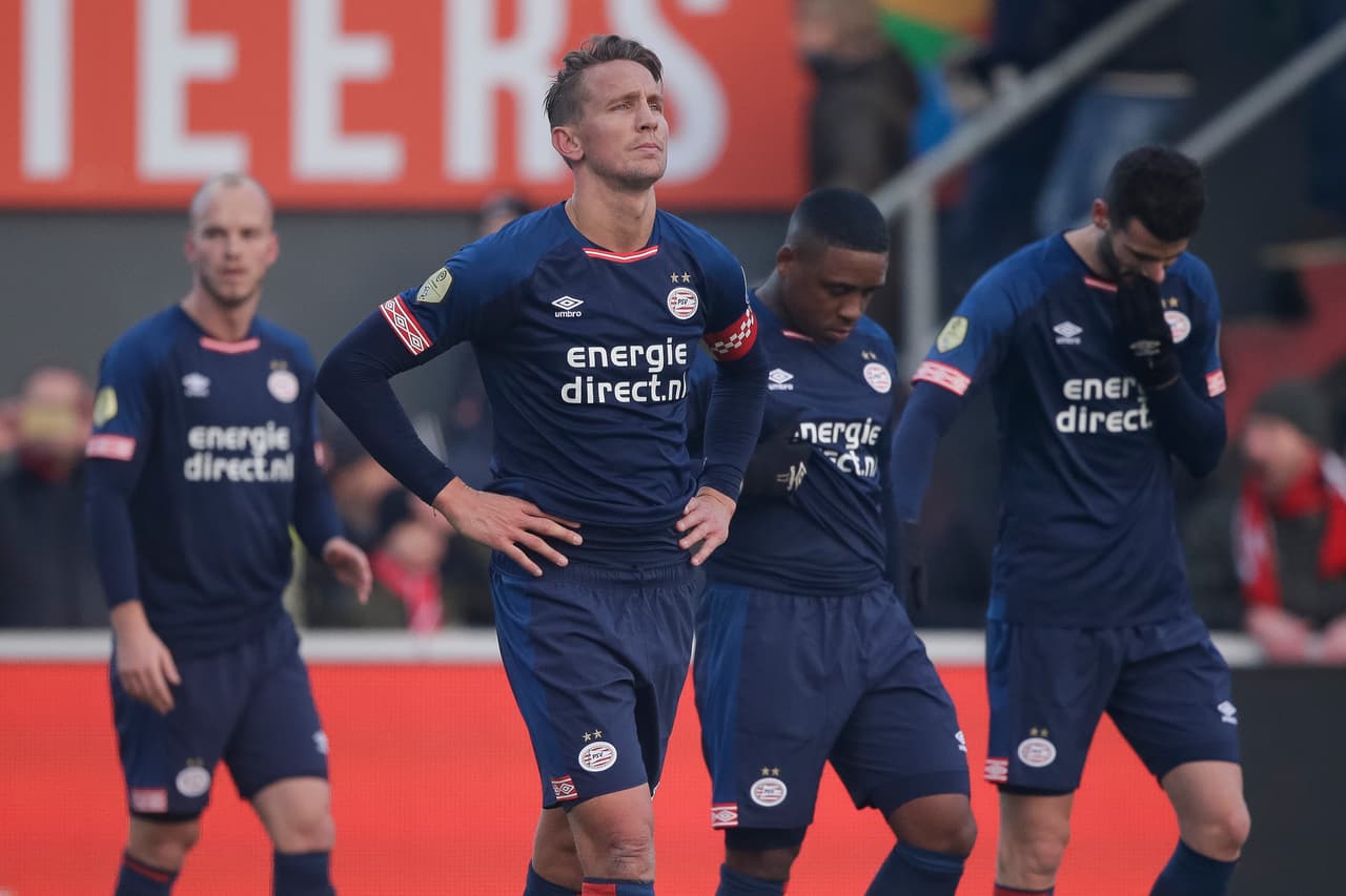 PSV Eindhoven se salvó de no perder el liderato en la Eredivisie luego de empatar de visitante contra Emmen en la Jornada 18.