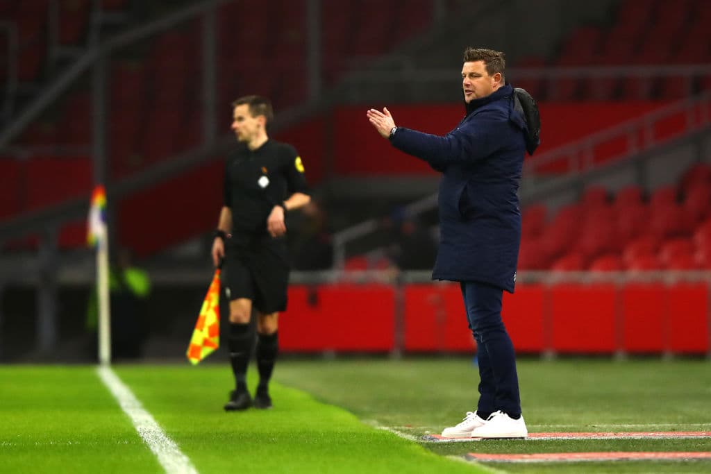 Huntelaar (7’) abrió el marcador y Promes (11’) creció la diferencia muy pronto. Matheus Dos Santos (35’) hizo el tercero y Gravenberch (90+2’) marcó el último. Edson Álvarez ingresó al 46’. Ajax lidera la competición del futbol neerlandés con 30 unidades luego de 12 encuentros disputados.