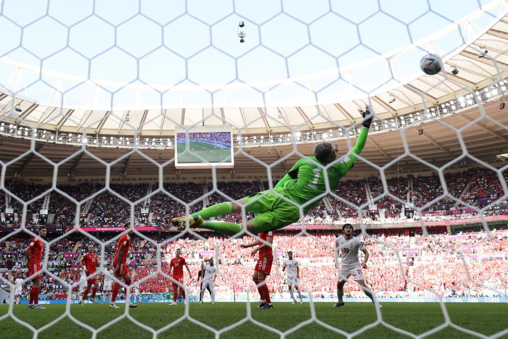 Wayne Hennessey fue clave para su equipo en el partido ante Irán, sin embargo se fue expulsado por una dura entrada.