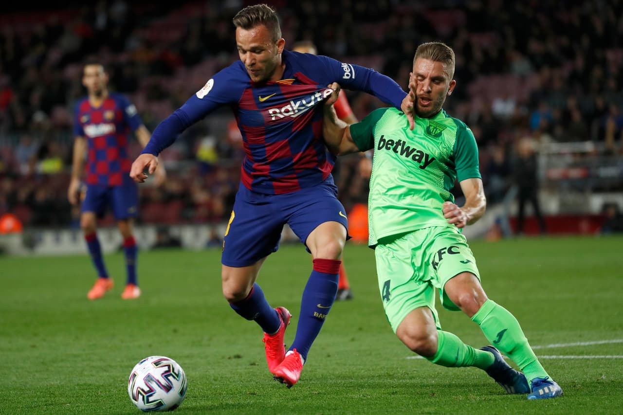 31 Millones pagó el conjunto blaugrana por el brasileño. Actualmente tiene 23 años y aunque ha sufrido lesiones, parece la mejor apuesta hasta ahora para suplir a Xavi. Aún tiene deficiencias en el posicionamiento pero su capacidad asociativa puede llegar a ser diferencial en los próximos años.