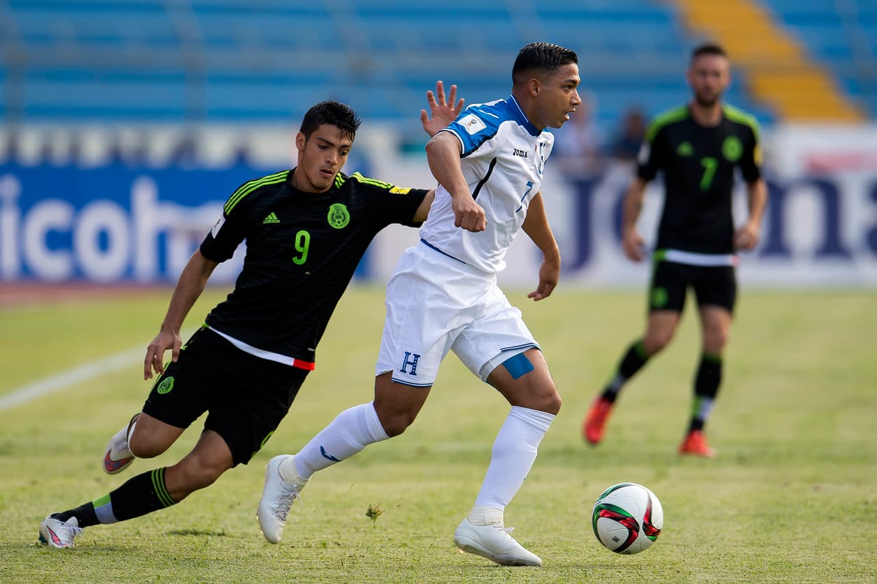 Emilio Izaguirre: Por la banda izquierda Emilio Izaguirre fue uno de los hombres que más metió la pierna, el lateral hondureño cometió errores que lo obligaban a corretear a los jugadores mexicanos. Y durante el partido se salvó de recibir tarjetas por sus duras entradas Calificación 5.