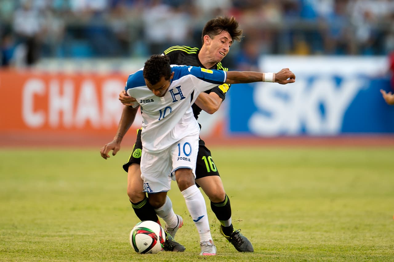 Mario Martínez: Uno de los hombres que más sabe manejar el balón por la selección de Honduras, no tuvo un gran partido y por momentos no se notó que estuviera en el campo y eso afectó en las aspiraciones de su equipo. Calificación 5.