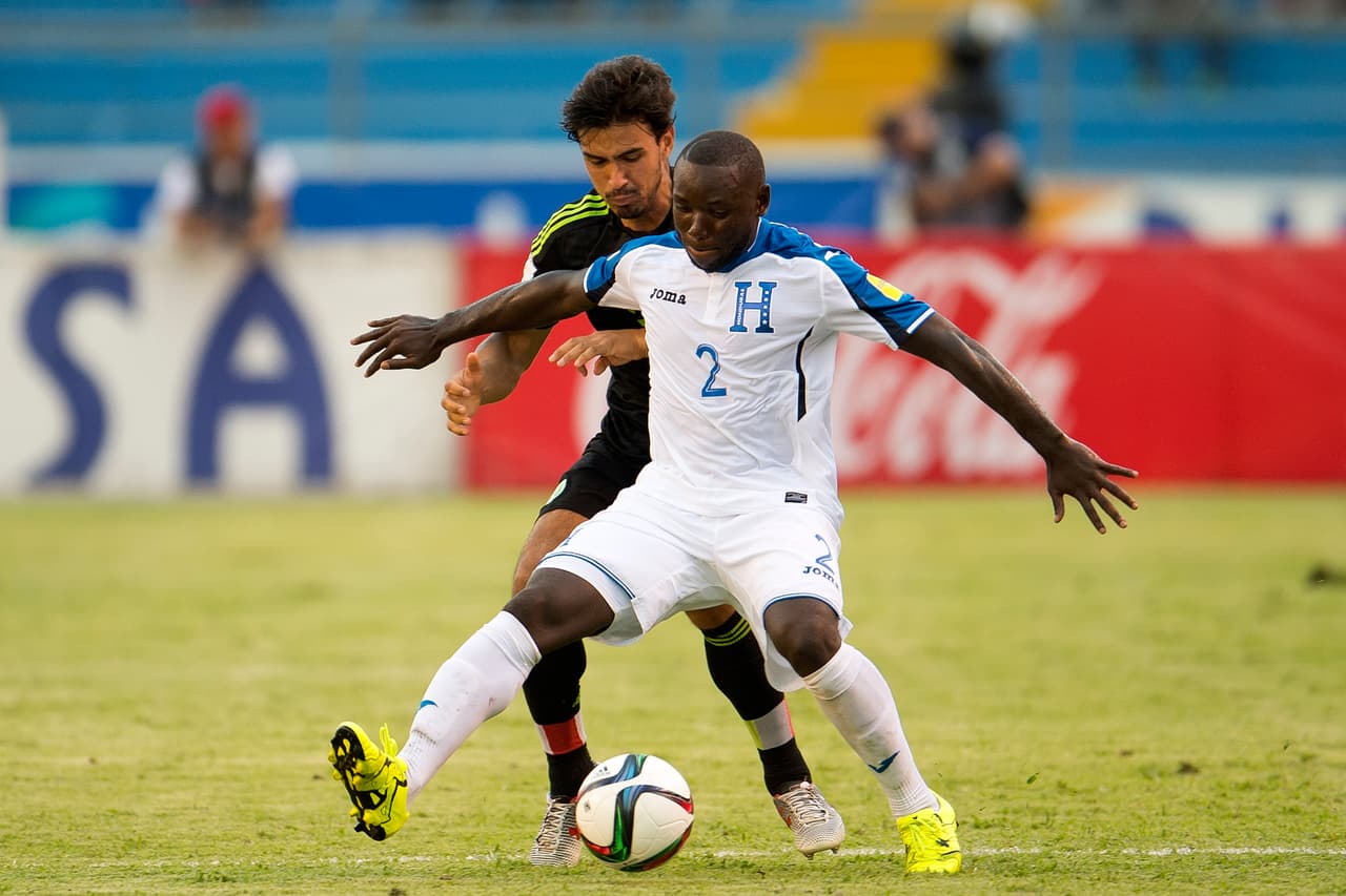 Wilmer Crisanto: También por el lado derecho, Crisanto fue uno de los hombres que tuvo más participación a la defensiva. Su gran físico le permitió cubrir amplias zonas que cortaban los ataques mexicanos. Así mismo fue uno de los hombres que más metió la pierna. Calificación 5.