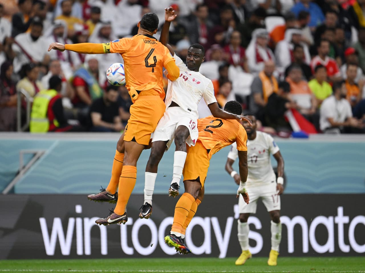 Países Bajos venció 2-0 a Catar con goles de Cody Gakpo (26’) y Frenkie de Jong (49’) para terminar de líder del Grupo A del Mundial Qatar 2022.