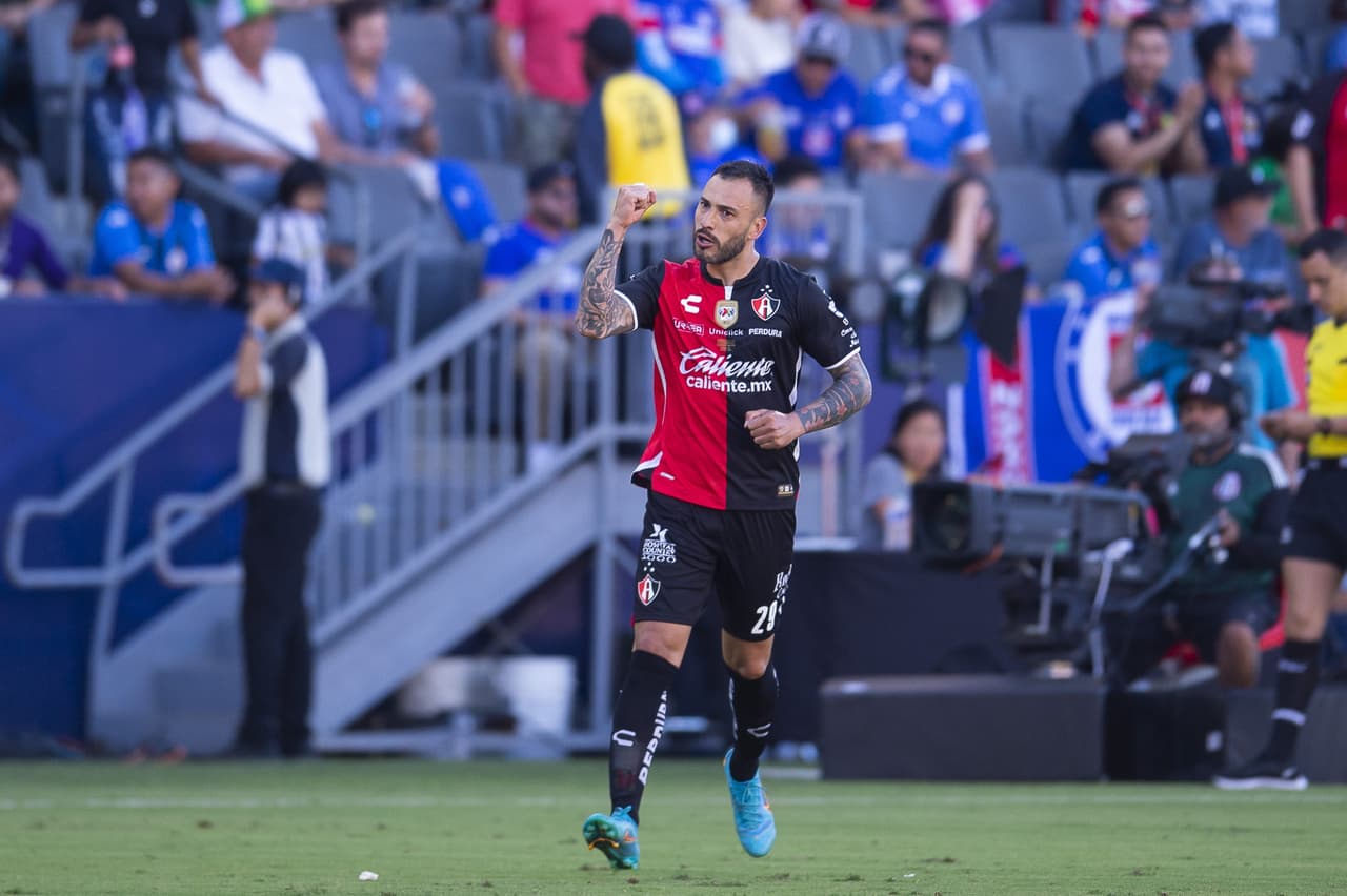 Julián Quiñones pasó de héroe a villano en cuestión de minutos, pues marcó el gol para empatar 2-2 en el tiempo reglamentario, pero voló el último cobro en los penales para darle el triunfo a Cruz Azul.