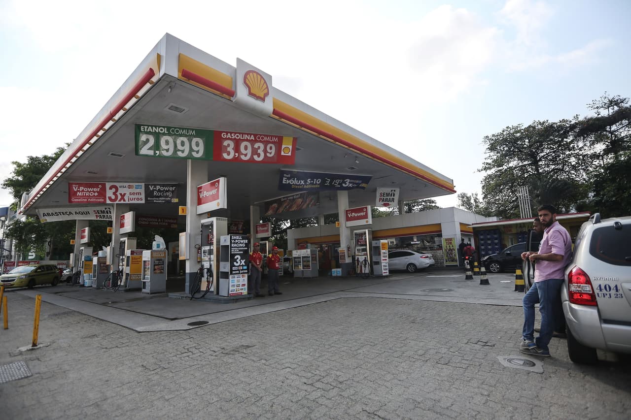 La historia de Lochte de que un ladrón le puso una pistola en la cabeza rápidamente se deshizo; él abandonó rápidamente el país mientras que sus compañeros en el equipo de natación que lo acompañaron la noche en que ocurrió el incidente en una gasolinera de Río se desligaron de la versión al responder ante las autoridades judiciales de Brasil.