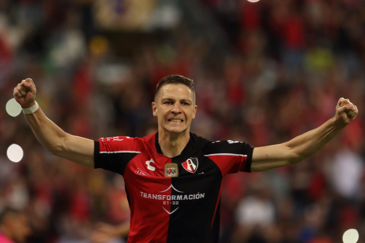 Atlas hizo valer su condición de local en el Estadio Jalisco y lleva ventaja para la vuelta de la Semifinal ante Tigres en el Universitario.