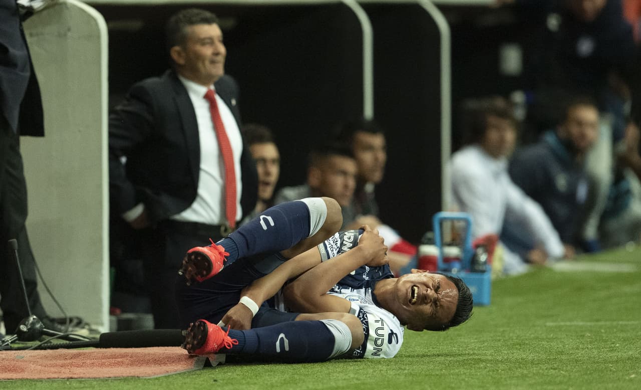 El juego arranca con todo, mucha fuerza en los primeros balones que se disputan en el terreno de juego.
