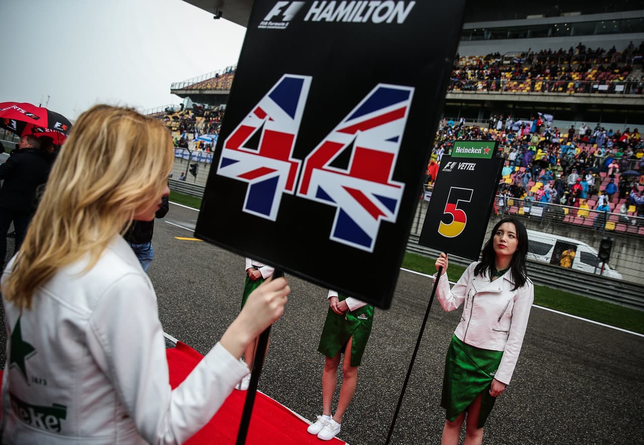 Las hermosas modelos hicieron parte de la fiesta que vivió el ganador del Gran Premio de China.