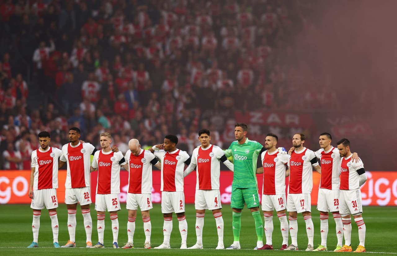 Edson Álvarez metió el quinto gol que redondeó la goleada del Ajax sobre un triste Heerenveen que solo fue comparsa para que alcen un nuevo título de Eredivisie pese al triunfo del PSV.