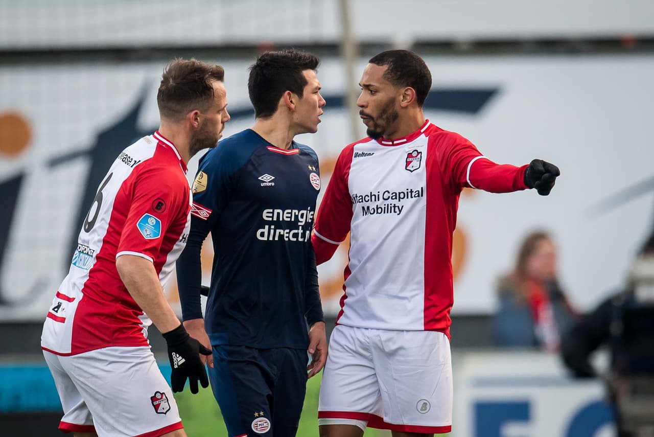 Los mexicanos Hirving Lozano y Erick Gutiérrez fueron titulares en el PSV Eindhoven, que lució fuerte en el arranque.