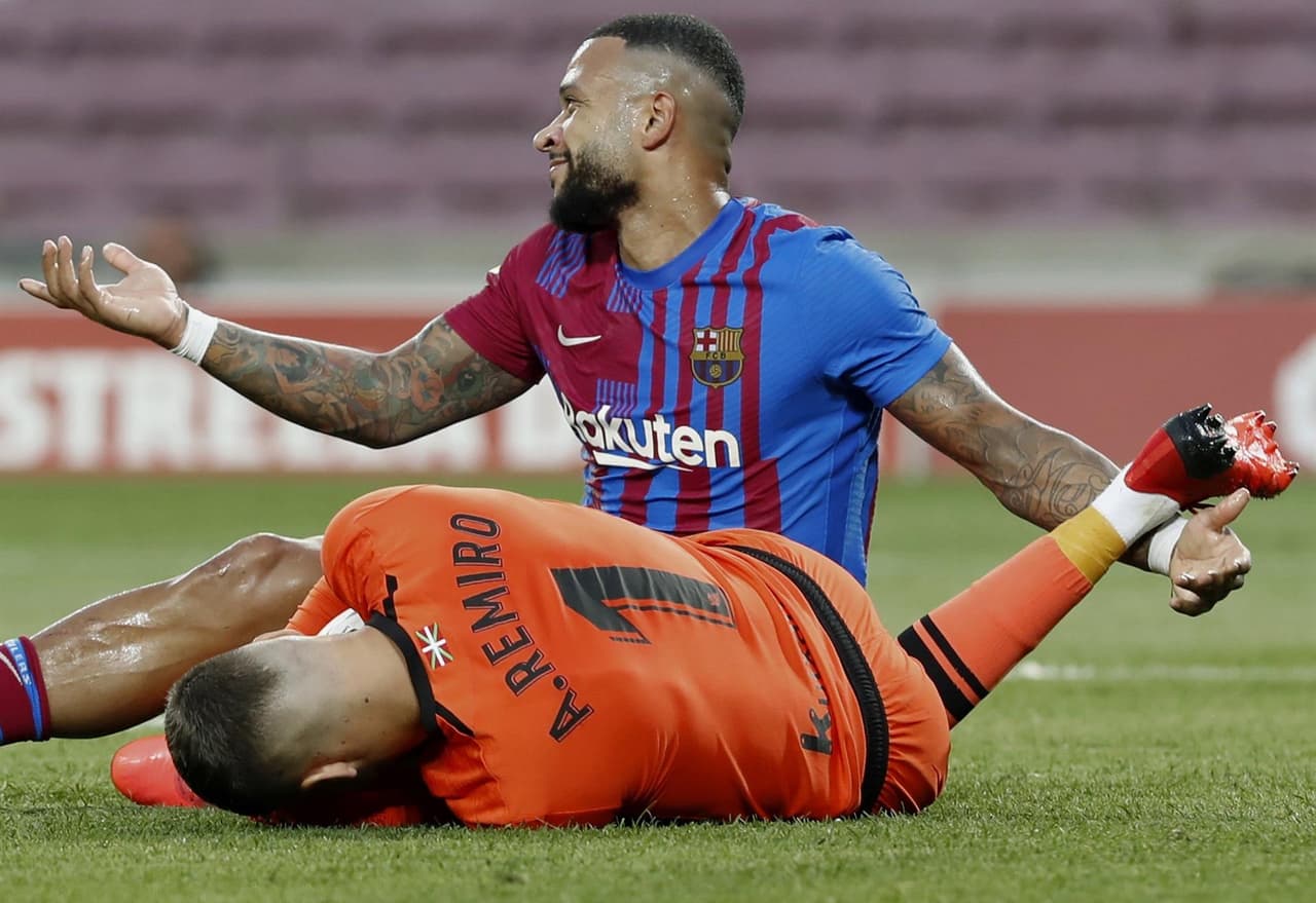 Barcelona se impone ante la Real Sociedad con un marcador de 4-2, tras la salida de Messi del Barcelona. Gerard Piqué (19') se encargo hacer el primer tanto para los culés, seguido de Martín Braithwaite con doblete, pero el equipo visitante sumó dos más por parte de Cienfuegos (82') y Oyarzabal (85'), ya al filo del partido, Sergi se encargó de hacer el cuarto tanto de la victoria.