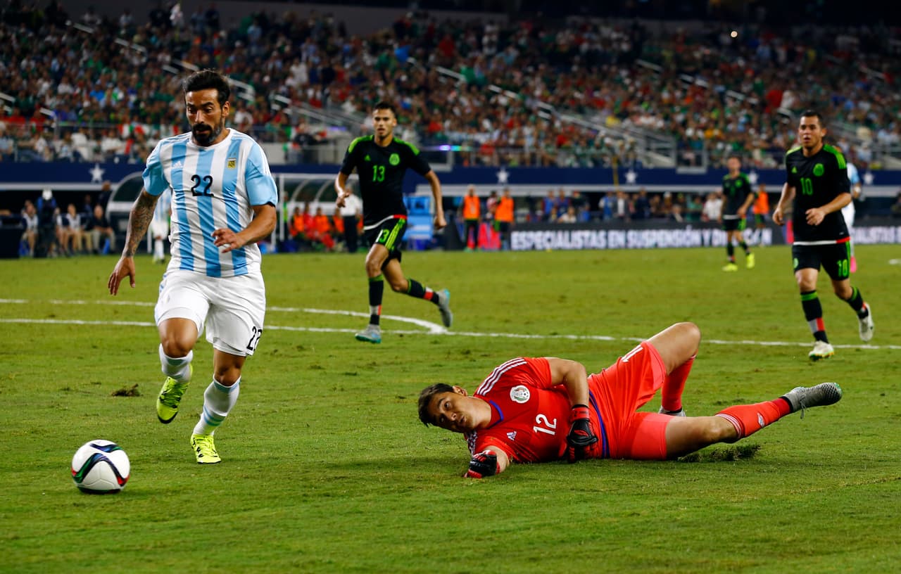 Sin embargo el equipo argentino sacó la casta y, aprovechando un error de Moisés Muñoz, que había sido la figura del partido, descontó con un gol del ‘Kun’ Agüero al 85’ a pase del ‘Pocho’ y se fue al frente para intentar ganarlo.