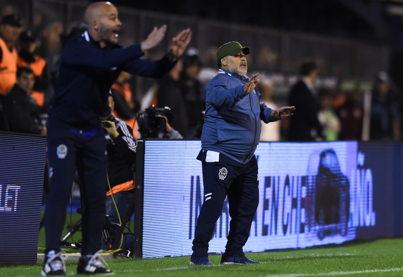 Dando instrucciones puntuale a sus jugadores tras lso constantes ataques del conjunto "Millonario".