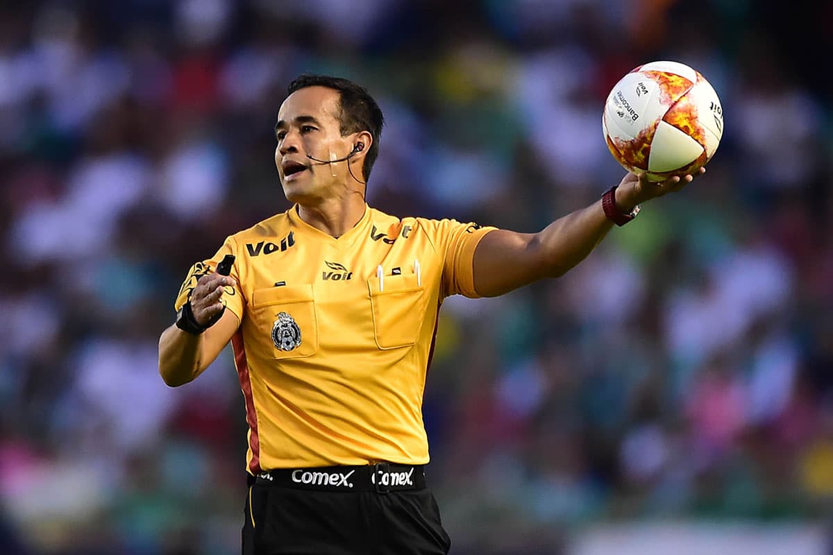 El árbitro Jorge Isaac Rojas dejó pasar una mano en el área esmeralda en los primeros minutos de juego.