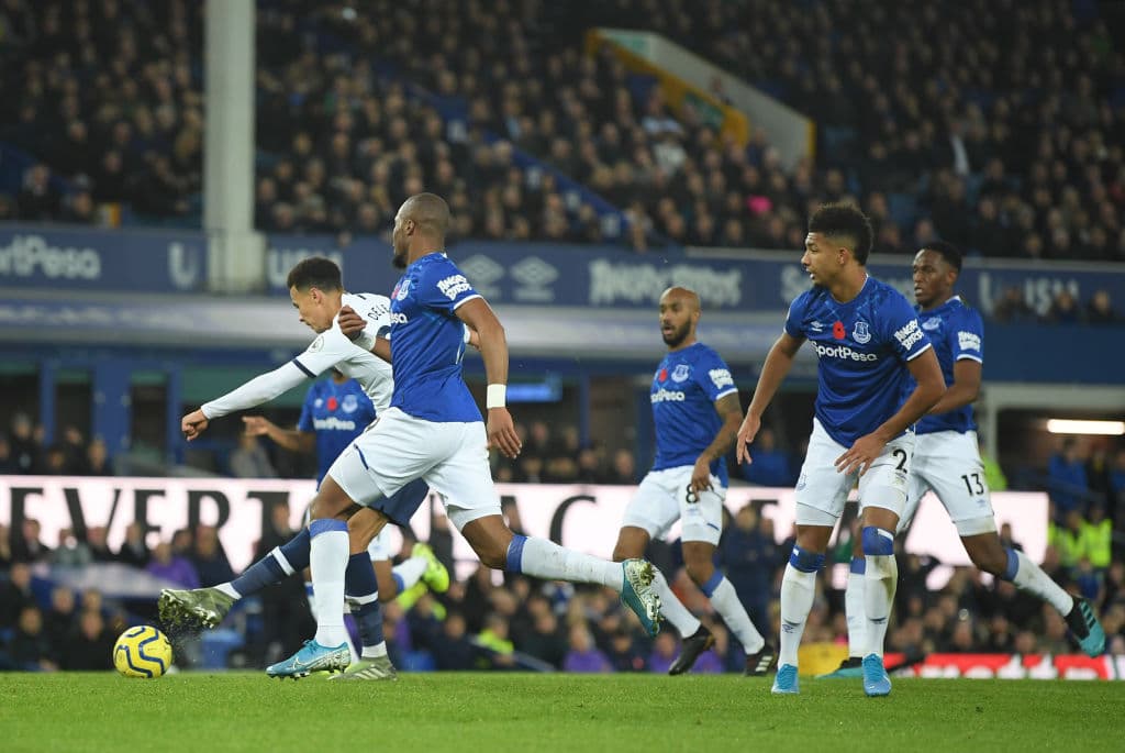 Delle Alli abre el marcador con un disparo potente, cruzado y abajo.