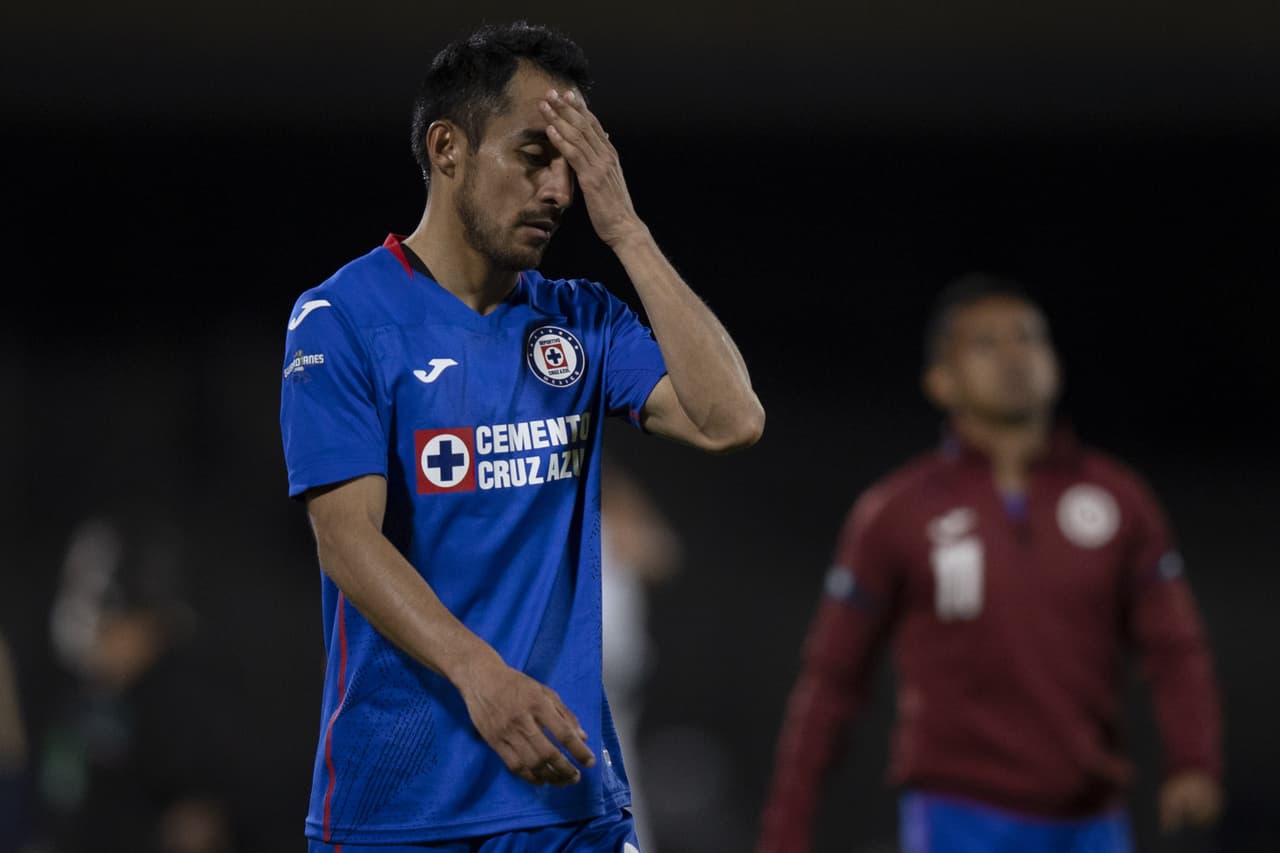 Jugadores del deportivo Cruz Azul se lamentan luego de ser el primer equipo que es eliminado luego de una haber obtenido una asombrosa ventaja de 4-0 en la ida de las semifinales.