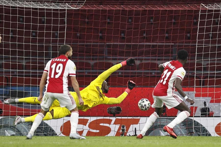 PSV y Ajax empatan 2-2 en el clásico de la Eredivisie. Eran Zahavi marcó doblete para los 'rojiblancos', mientras que Quincy Promes y Antoni Matheus Dos Santos, le dieron el empate al Eindhoven.