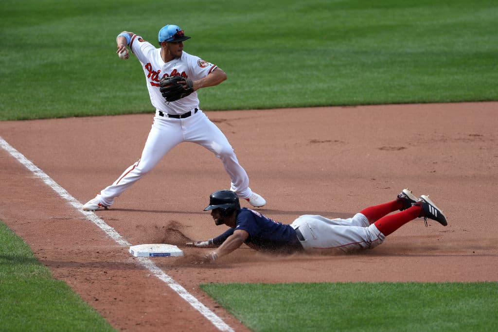 Tras ganar los primeros dos juegos de la serie con palizas, los Red Sox requirieron de actos heroicos al cierre del encuentro para completar la barrida y extender su racha ganadora a cinco.