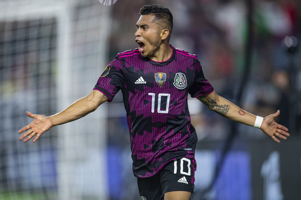 Orbelin Pineda marcó el tercero de su escuadra con un certero cabezazo.