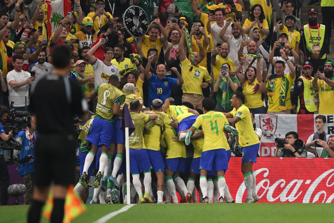 Brasil venció dos goles por cero a Serbia en su debut en La Copa del Mundo Qatar 2022 con la oportunidad de haber visto el mejor gol del Mundial de parte de Richarlison, en el mismo encuentro donde Neymar se fue lastimado y queda esperar saber si está lastimado o su salida fue sólo precaución.