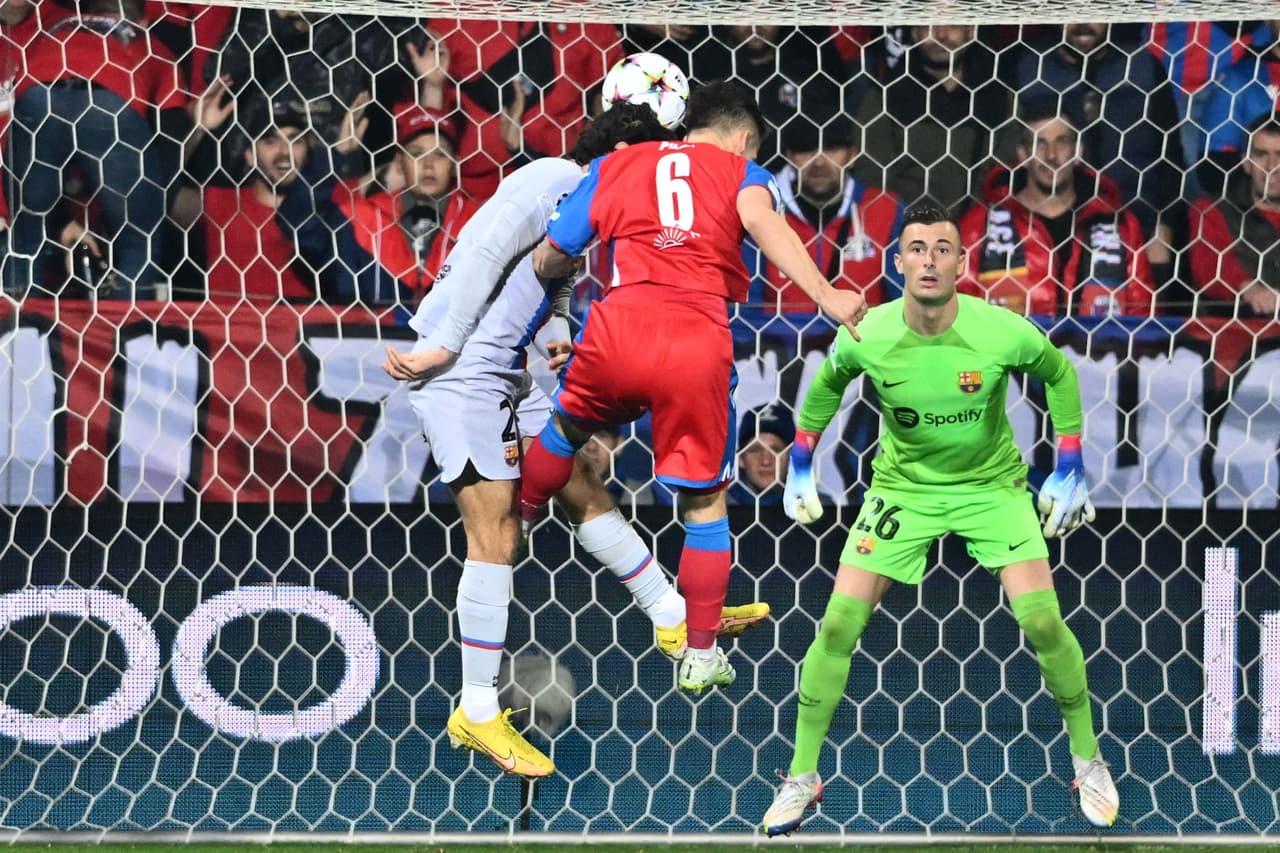 Barcelona goleó 2-4 al Viktoria Plzen en la Doosan Arena de República Checa con un doblete de Ferran Torres y goles de Marcos Alonso y Pablo Torre en la Jornada 6 de la Champions League.