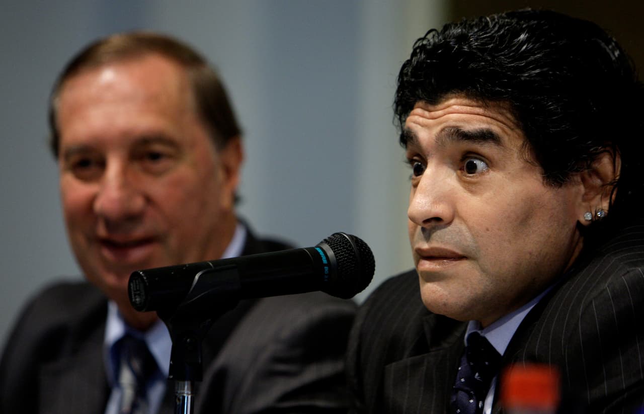 Se fue a España para jugar con el Sevilla, que por ese entonces era dirigido por Carlos Salvador Bilardo, con quien levantó la Copa del Mundo en el ‘86.