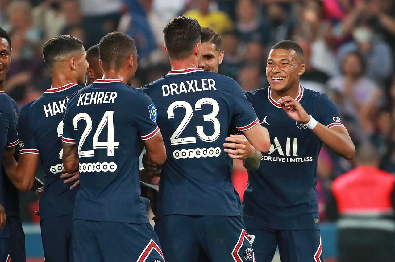 Paris Saint-Germain suma su segunda victoria en la Ligue 1 ante Estrasburgo 4-0. Mauro Icardi (3'), Kylian Mbappé (25'), Julian Draxler (27') y Pablo Sarabia (86') anotaron para el equipo local, mientras que para el Racing fueron Kevin Gameiro y Ludovic Ajorque. Previo al encuentro, el equipo parisino presentó a sus nuevos jugadores: Lionel Messi, Sergio Ramos, Gianluigi Donnaruma, Achraf Hakimi y Georginio Wijnaldum.