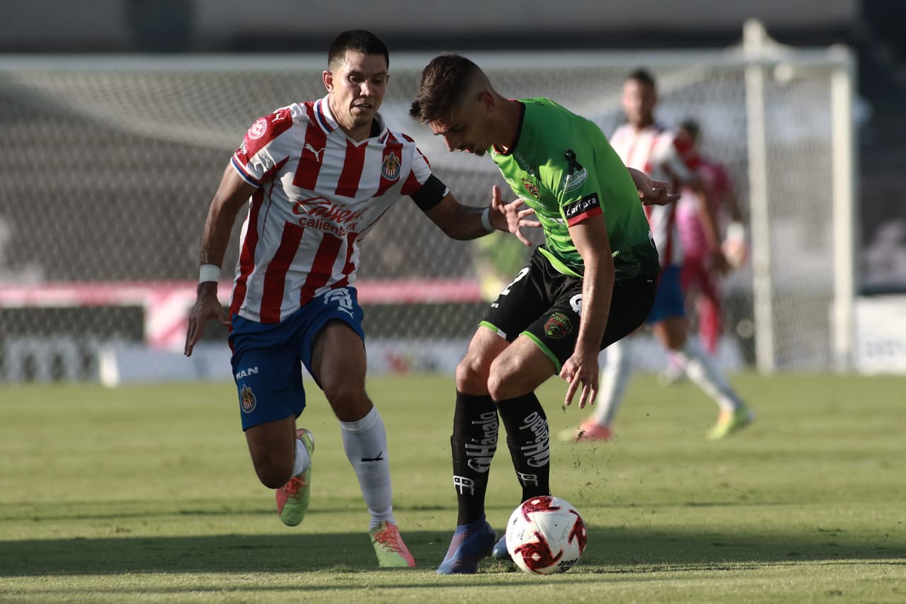 Con goles de José Macías y Jesús Angulo, las Chivas consiguen unos valiosos tres puntos en la frontera.