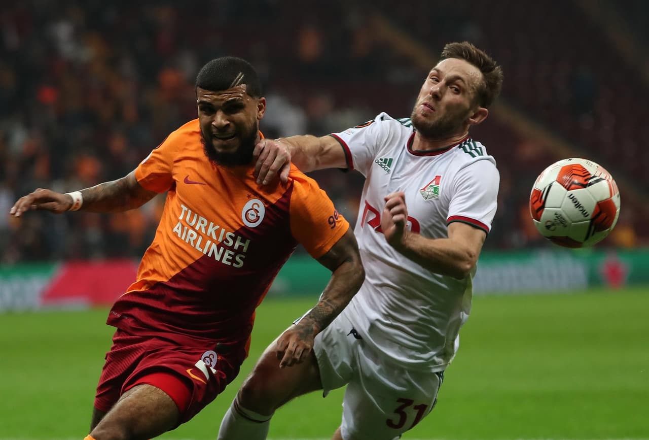 Galatasaray y Lokomotiv Moscu consiguieron empatar, resultado que pone al equipo turco en la cima del grupo A en la UEFA Europa League. Feghouli y Kamano anotaron a favor de sus escuadras.