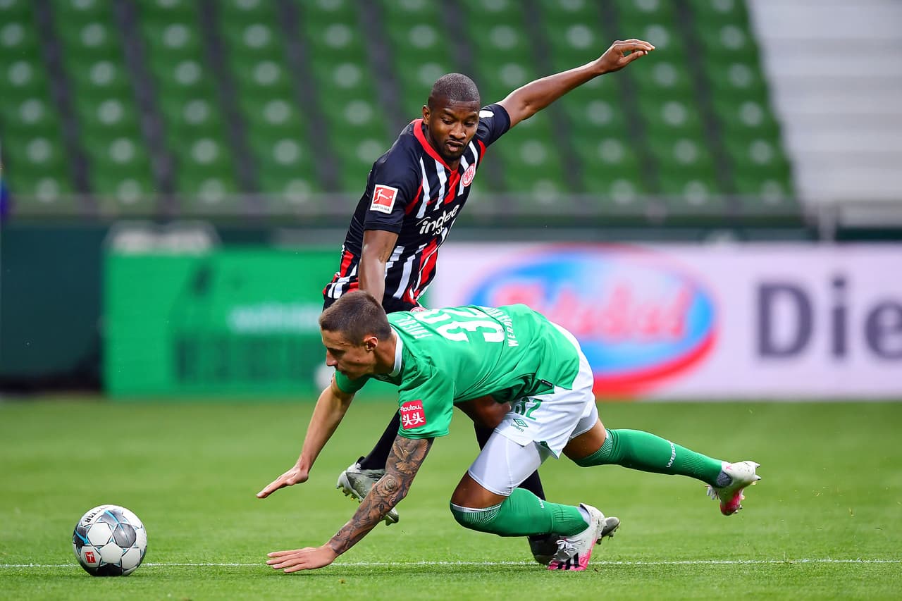 Marco Friedl es frenado mientras conducía y pierde el balón.